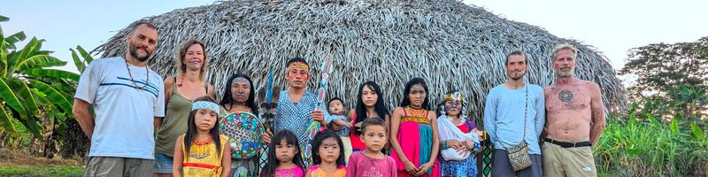 Huni Kuin family and guests.